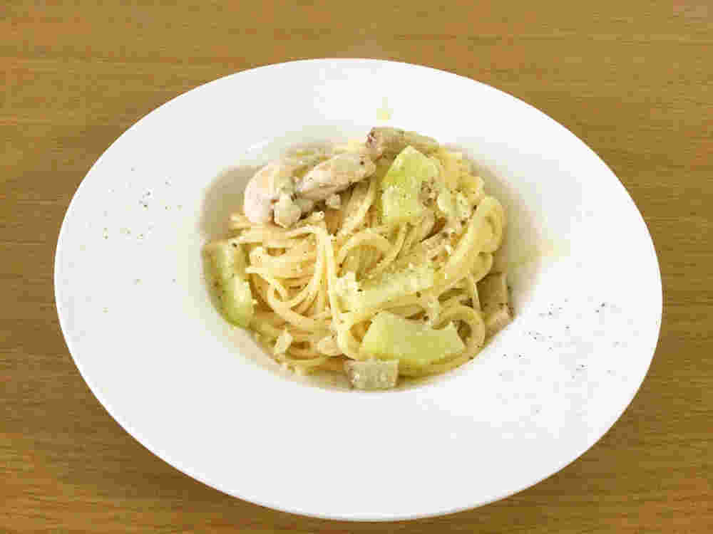 白いお皿に盛られた鶏肉と野菜のマスタードソースパスタ