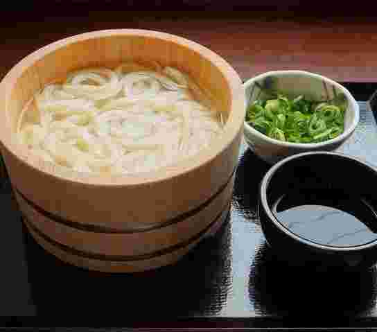 配膳された釜揚げうどん