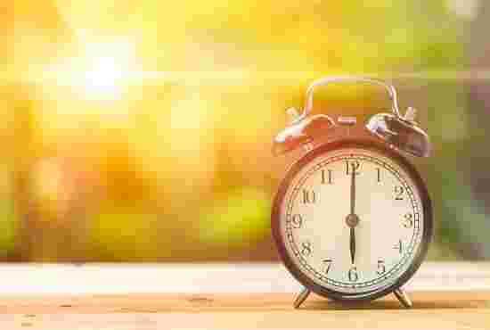 朝の光と６時を示す時計