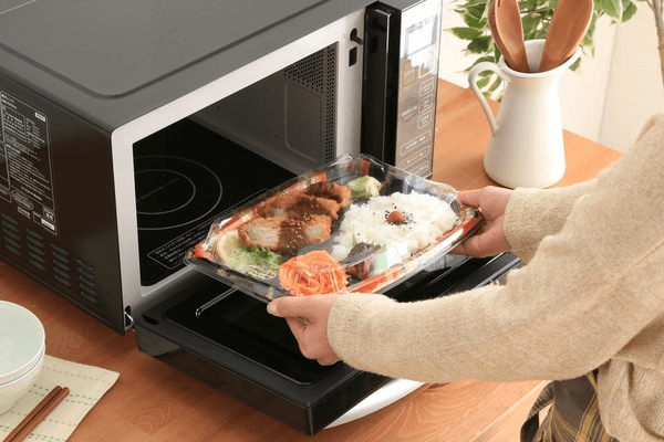 弁当をレンジに入れているところ