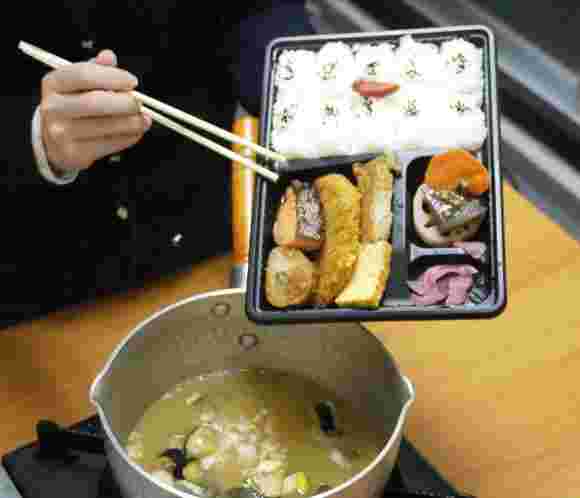 コンビニ弁当をアレンジしている様子