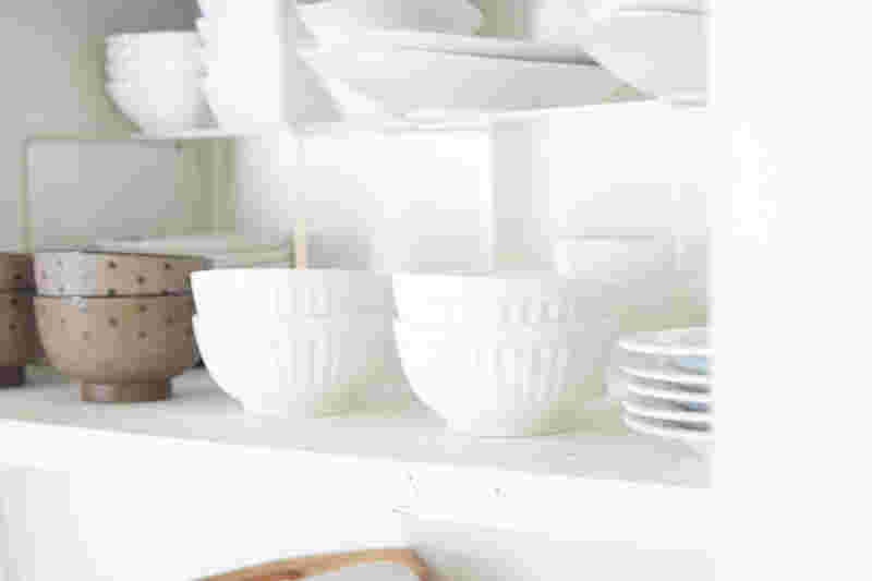 食器棚の中に並ぶたくさんの食器