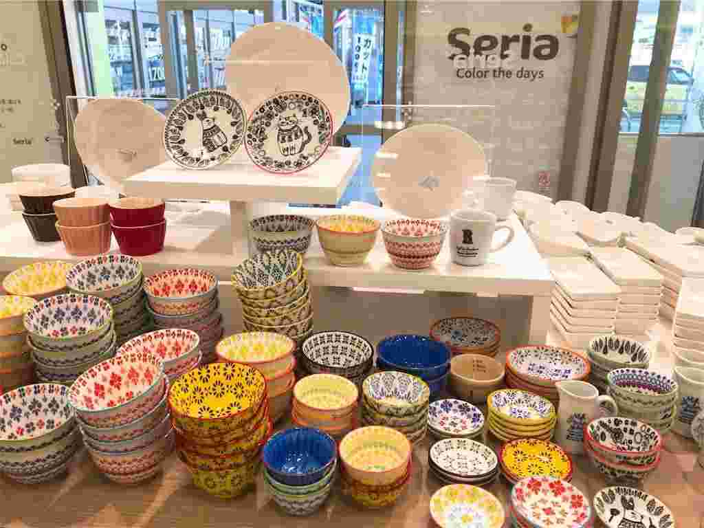 売り場に陳列されているポーランド風食器