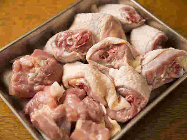 パットに生の鶏肉が並べられている様子