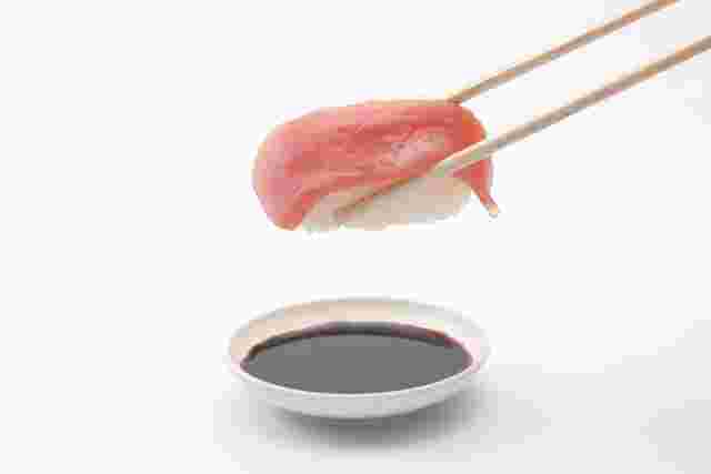 寿司を醤油につける様子