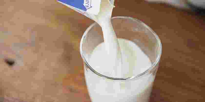 コップに注がれる牛乳