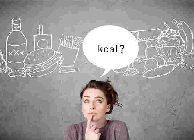 kcal?の文字と上を見上げる女性