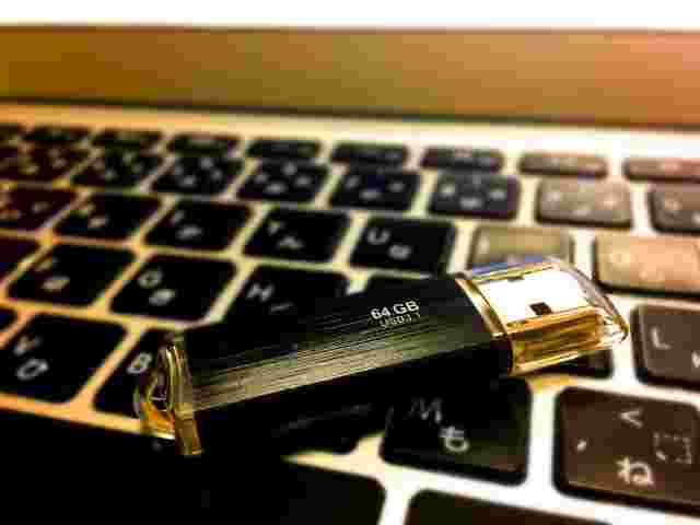 パソコンのキーボードの上に乗っているUSBメモリ