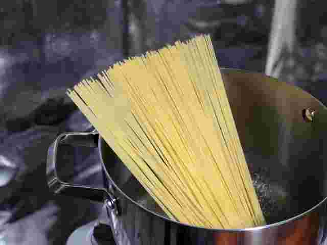 パスタを茹で始めている様子