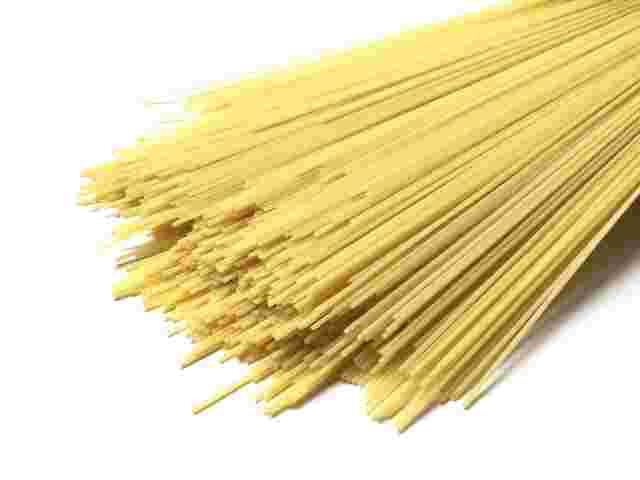 大量のパスタの麺