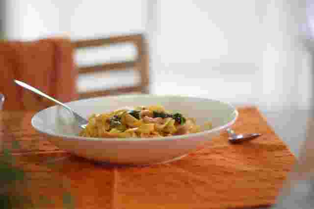 食卓のトマトクリームパスタ