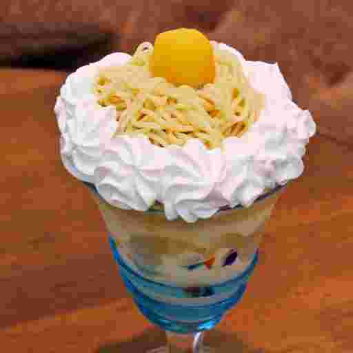 栗を飾ったクリームたっぷりのパフェ
