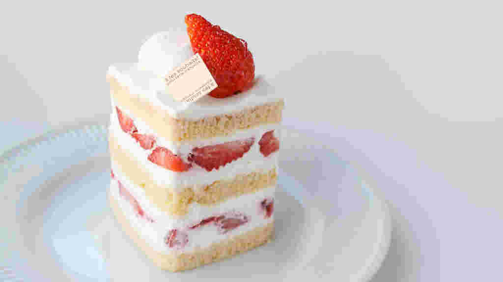 白い皿にケーキが添えられている模様。