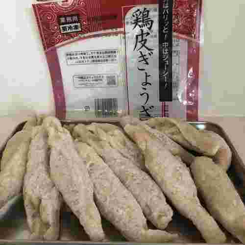 鶏皮餃子のパッケージと中身