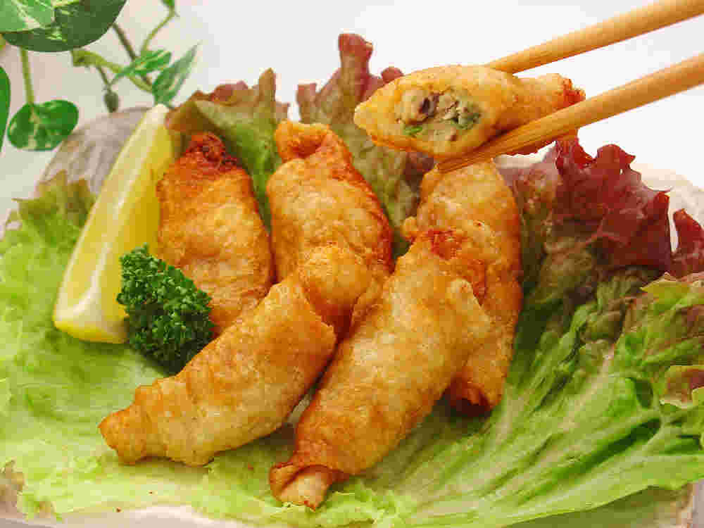 レタスといっしょに盛り付けられた鶏皮餃子