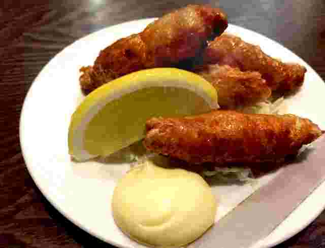 お皿に盛り付けられた鶏皮餃子