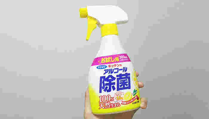アルコール除菌スプレーを手に持っている様子