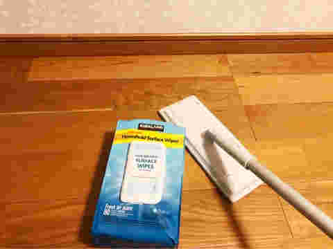 掃除用ほうきとウェットティッシュ
