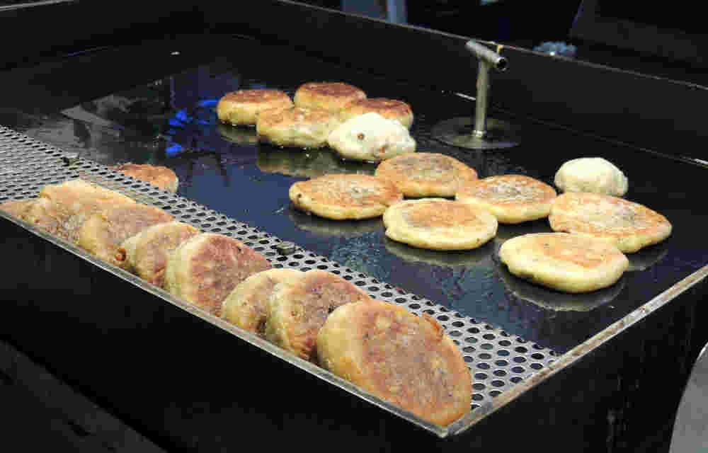 屋台の鉄板の上で焼かれているホットク