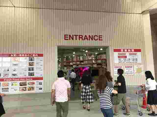 複数人で来店する様子