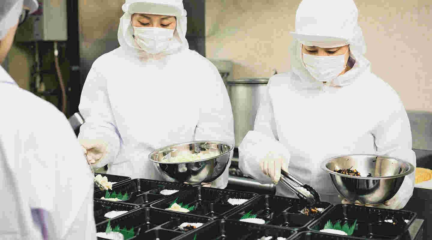 弁当工場で働く女性