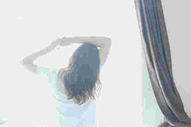 ストレッチをする女性