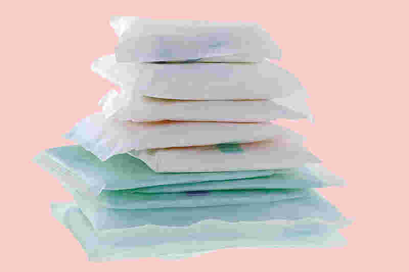 積み重なった生理用品の画像