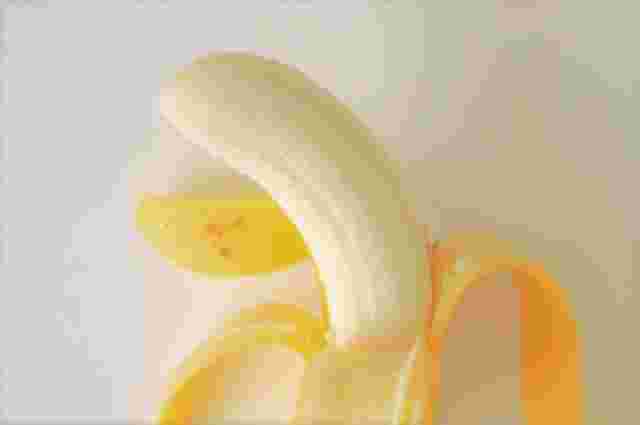 皮を剥いたバナナ
