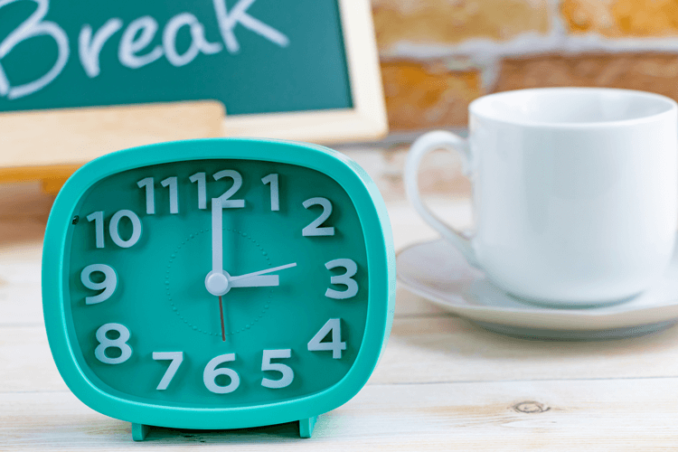 15時を指した時計