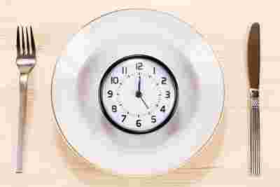 12時を指した時計