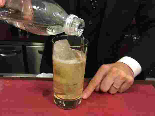 炭酸を注いでカクテルを作っている様子
