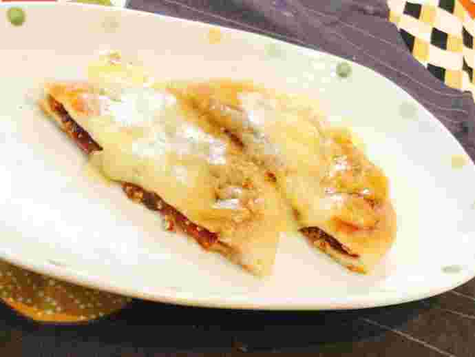 チーズをのせてレンジで加熱したホットク
