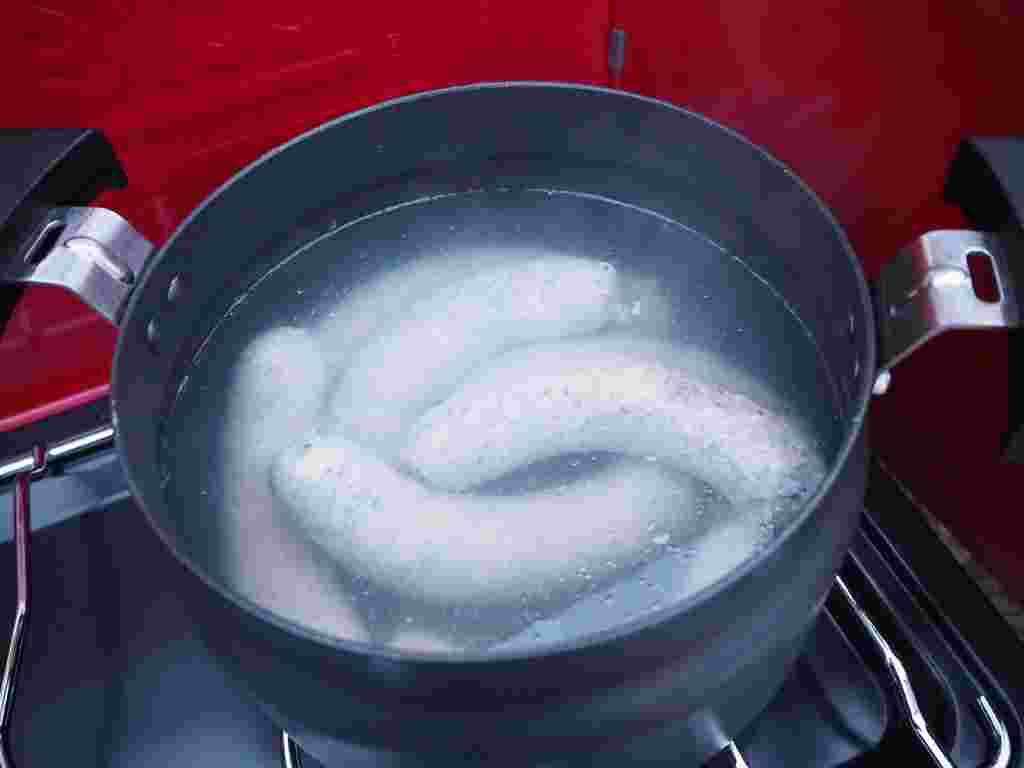 生フランクを茹でる様子