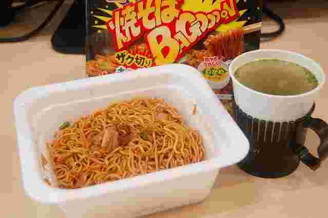 焼きそばバゴォーンを開けて焼きそばとスープを作って並べた様子