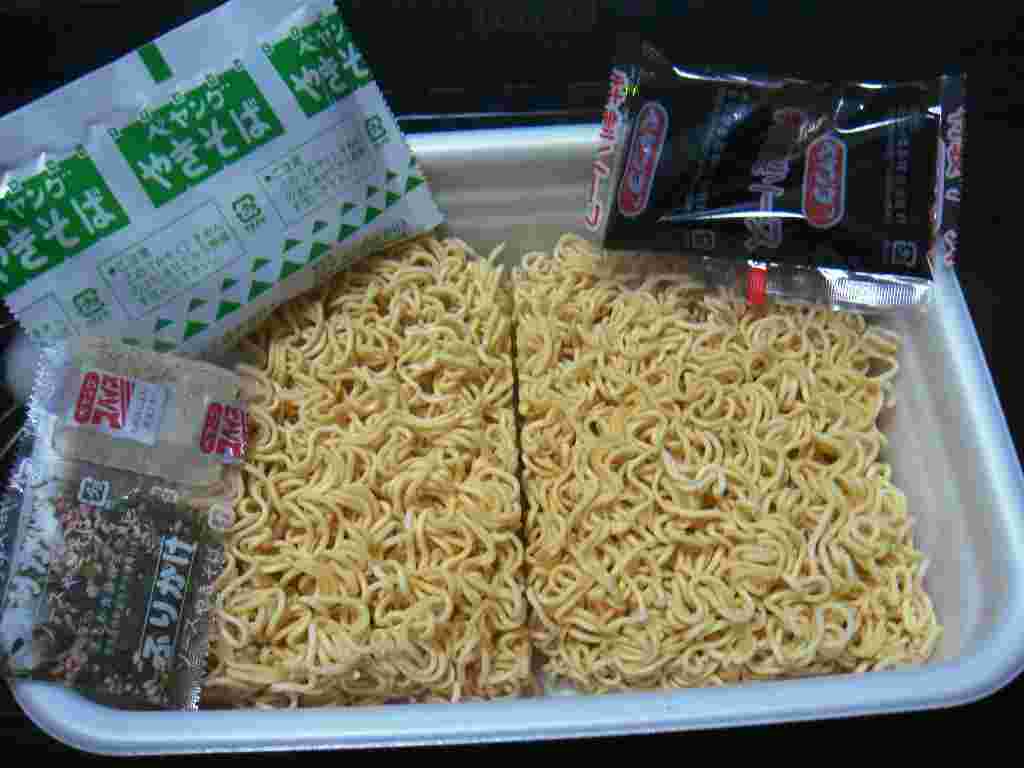 ペヤングソース焼きそば超大盛に入っている麺を映した写真