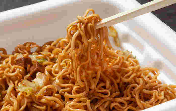 カップ焼きそばを箸上げしている様子
