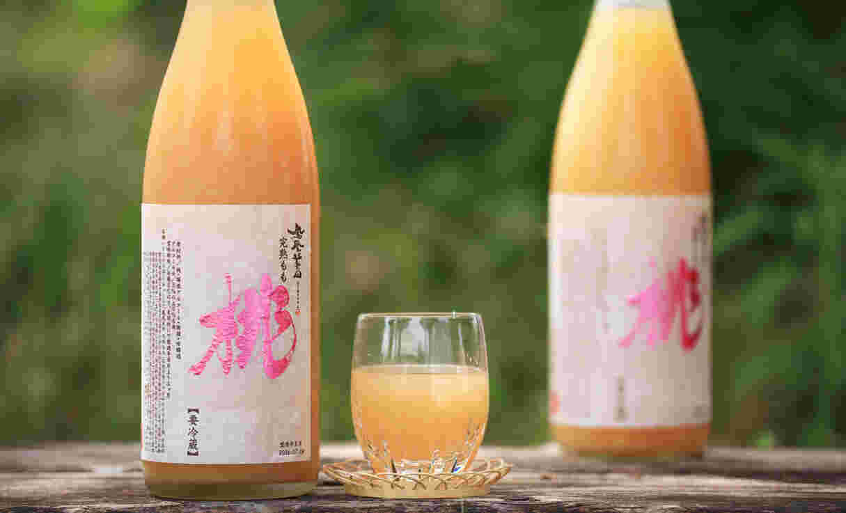 完熟桃のボトル2本とコップに入った完熟桃