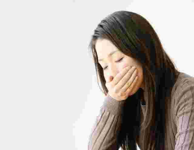 口元をおさえる女性