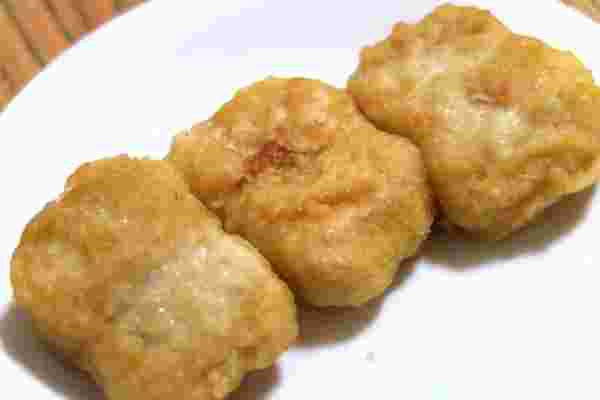 皿の上のチキンナゲット