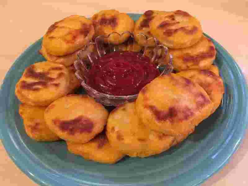 皿に盛りつけられたチキンナゲット