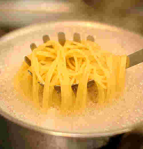 パスタを茹でている画像