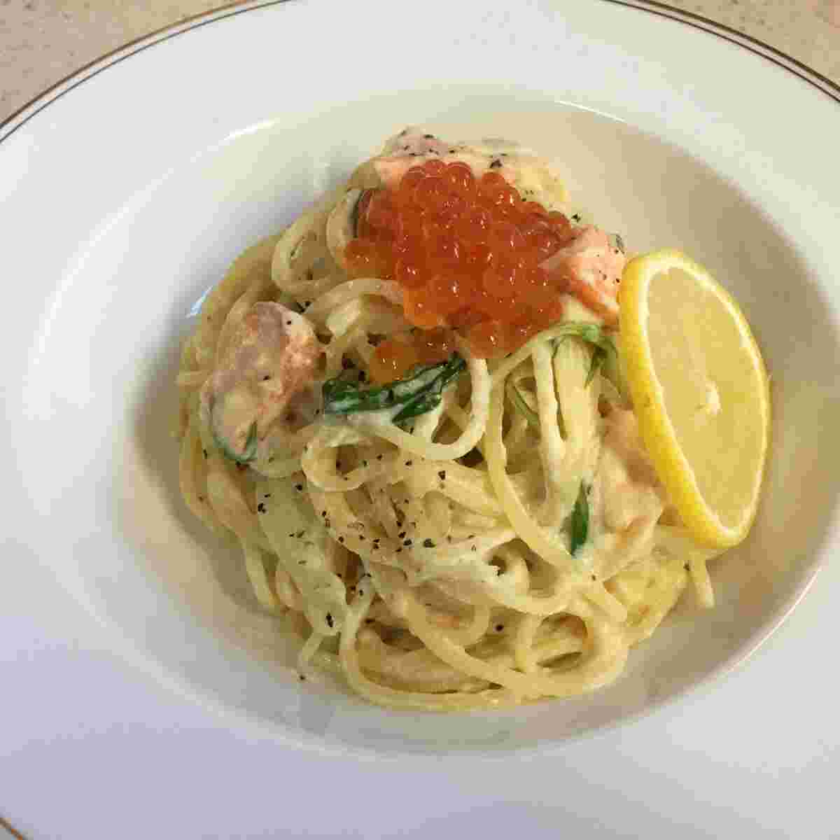 レモンと鮭を使用したパスタ