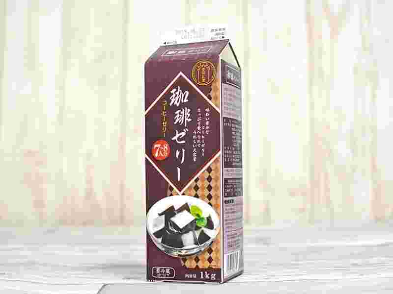 白いナチュラルな背景に業務スーパーのコーヒーゼリーが置かれている様子