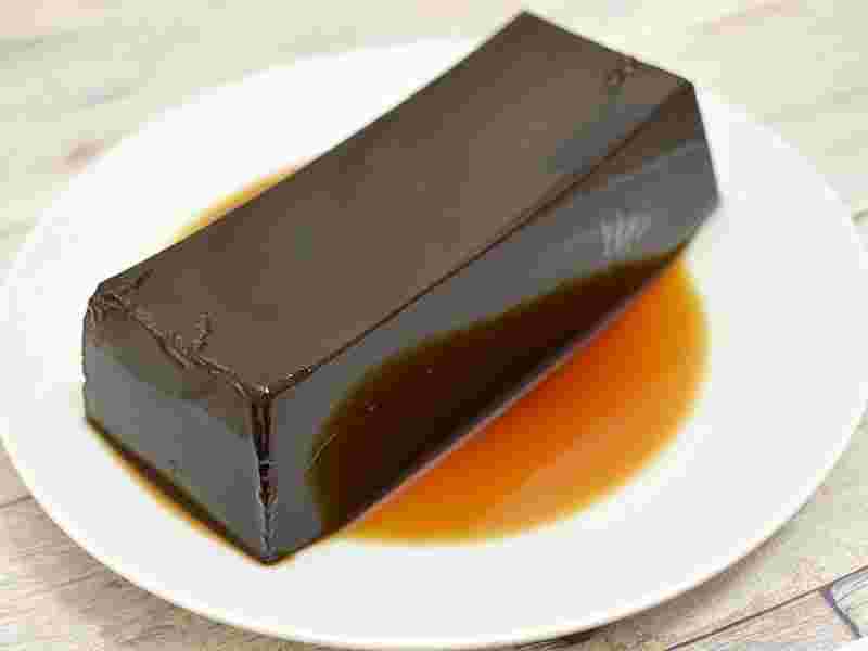白いお皿にコーヒーゼリーを出した様子