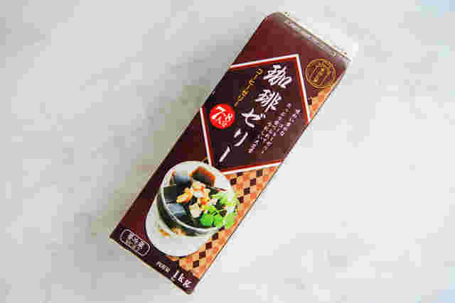 白い机にコーヒーゼリーが置かれている