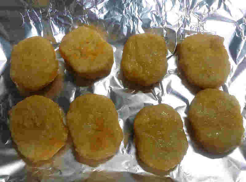 アルミホイルの上にチキンナゲットを並べている