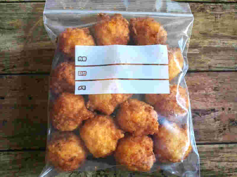 チキンナゲットをジップロックに入れている