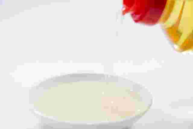 お皿に注がれる液体調味料