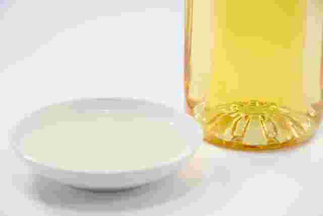 お皿に注がれた液体調味料とそのボトル