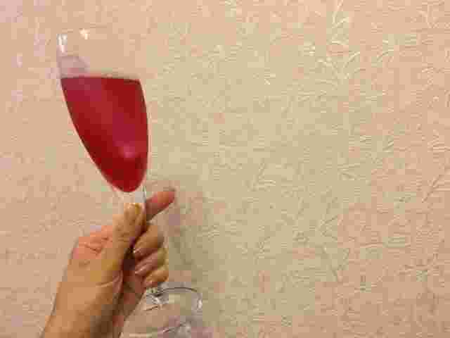 カクテルを手に持っている様子